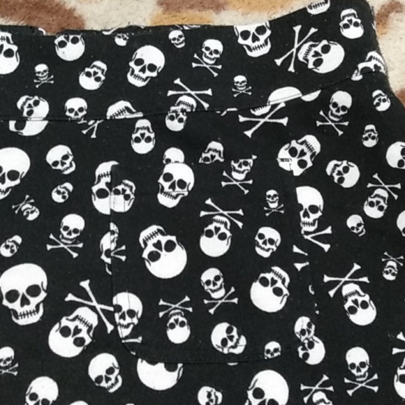 NWOT Hot Topic Skull Miniskirt - Picture 2 of 4